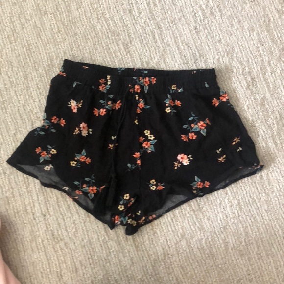 Black loose flowered shorts - Picture 1 of 3
